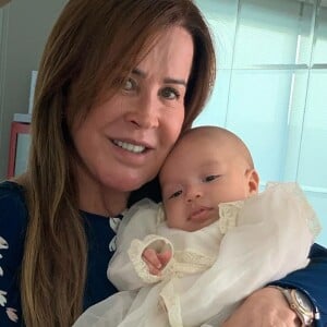 Filho de Camilla Camargo, Joaquim ganhou colo da avó Zilu Godoi em seu batizado