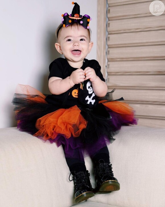 Filha de Sabrina Sato, Zoe festejou 11 meses vestida de bruxinha
