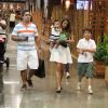 Nivea Stelmann passeia com os filhos e o marido em shopping no Rio