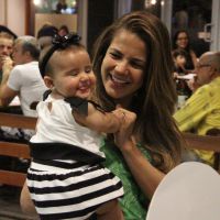Nivea Stelmann passeia com os filhos e encontra Fernanda Rodrigues em shopping