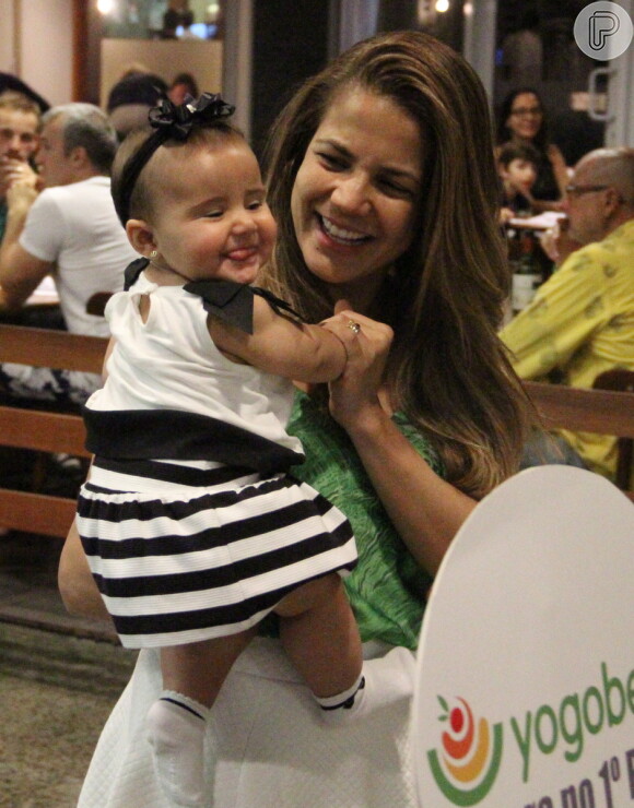 Nivea Stelmann passeia com os filhos e o marido em shopping no Rio, nesta sexta-feira, 17 de outubro de 2014