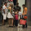 Com os filhos e os maridos, Nivea Stelmann e Fernanda Rodrigues se encontraram em shopping no Rio