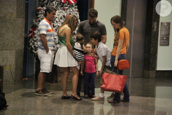 Com os filhos e os maridos, Nivea Stelmann e Fernanda Rodrigues se encontraram em shopping no Rio