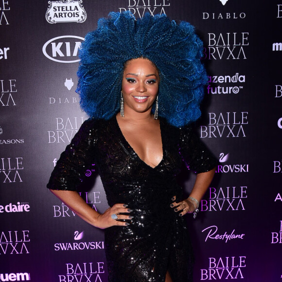 Juliana Alves usou vestido Jonhy Karlo e brincos Rincawesky em baile de gala