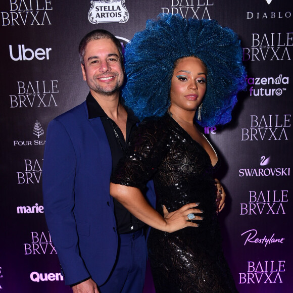 Juliana Alves posou com marido no Baile da Bruxa no hotel Four Seasons, em São Paulo