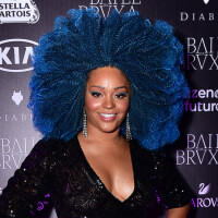 Juliana Alves colore cabelo black power de azul para baile: 'Cor que me protege'