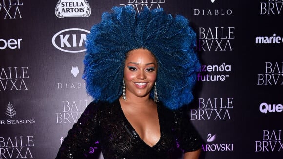 Juliana Alves colore cabelo black power de azul para baile: 'Cor que me protege'