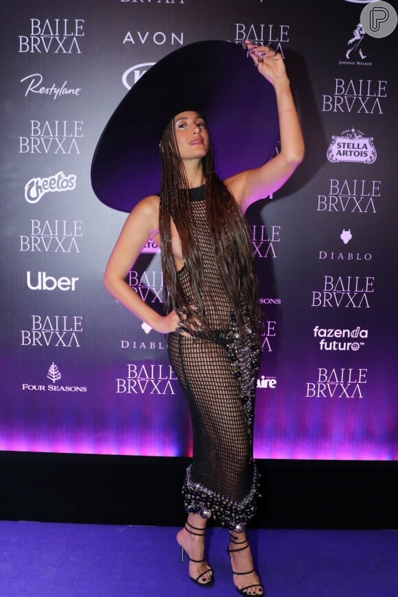 Camila Pitanga exibiu cabelo trançado no Baile da Bruxa em São Paulo