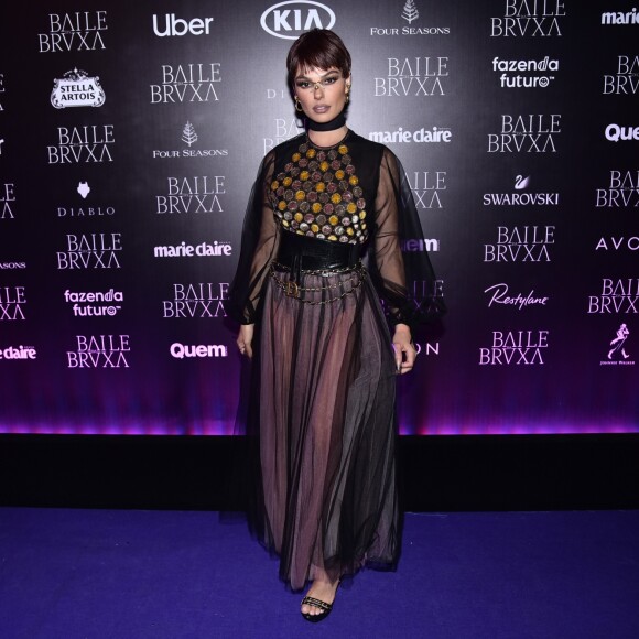 Isis Valverde usou peruca pixie cut no Baile da Bruxa em São Paulo