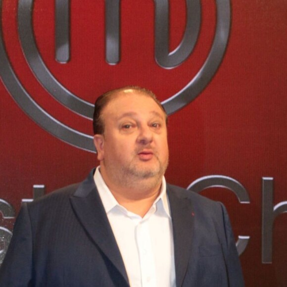Erick Jacquin apareceu com os filhos gêmeos no colo em foto nesta sexta-feira (01)