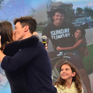 Rodrigo Faro e Vera Viel se beijam na TV