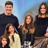 Rodrigo Faro e Vera Viel posam com as três filhas na TV