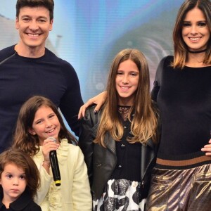 Rodrigo Faro e Vera Viel posam com as três filhas na TV