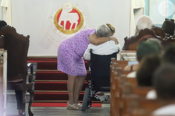 Hilda Rebello recebe apoio e abraço em missa de sétimo dia da morte do filho, Jorge Fernando