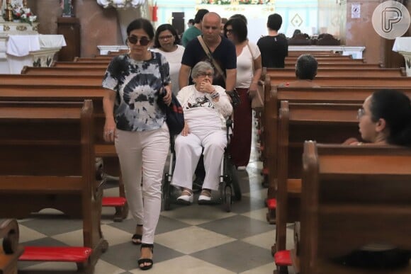 Hilda Rebello aparece cercada de amigos e familiares em missa de 7° dia