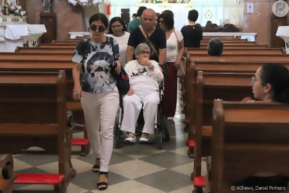 Hilda Rebello aparece cercada de amigos e familiares em missa de 7° dia