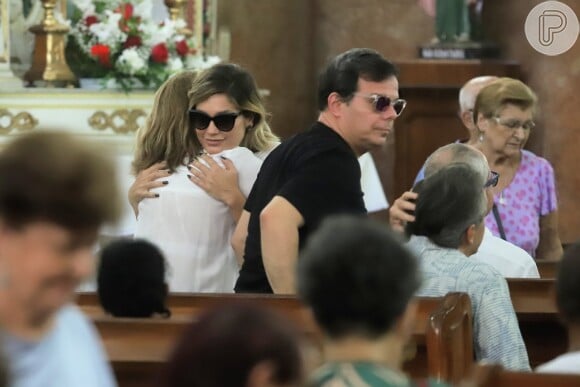 Flávia Alessandra recebe abraço em missa de 7° dia de Jorge Fernando na igreja de São Jorge, no Rio de Janeiro, nesta segunda-feira, 04 de novembro de 2019