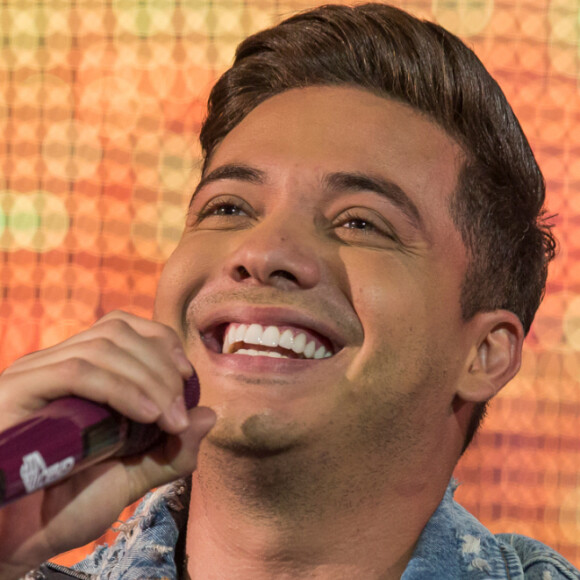 Wesley Safadão comentou vídeo do filho Yhudy com arma de brinquedo na mão