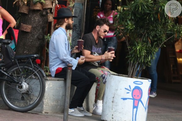 Jared Leto toma açaí na praia de Ipanema, na Zona Sul do Rio de Janeiro, com o irmão