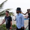 Jared Leto toma açaí na praia de Ipanema, na Zona Sul do Rio de Janeiro, com o irmão