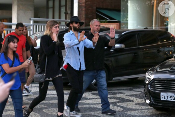 Jared Leto toma açaí na praia de Ipanema, na Zona Sul do Rio de Janeiro, com o irmão