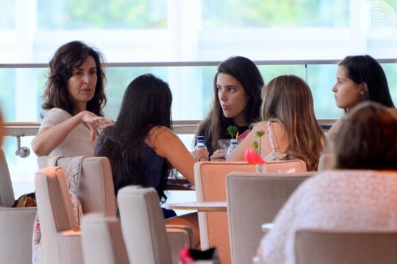 Fátima Bernardes leva as filhas, Beatriz e Laura, de 16 anos, e amigas das gêmeas, em shopping no Rio