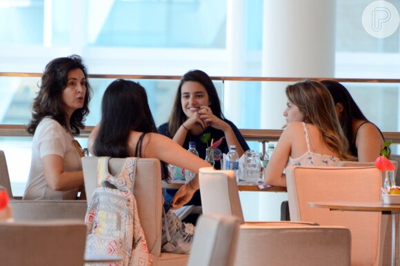 Fátima Bernardes toma café com as filhas em shopping no Rio e é clicada com pouca maquiagem, neste sábado, 18 de outubro de 2014