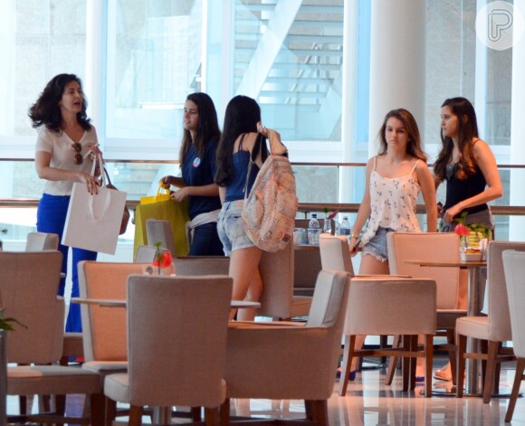 Fátima Bernardes vai às compras com as filhas, Laura e Beatriz, no Rio