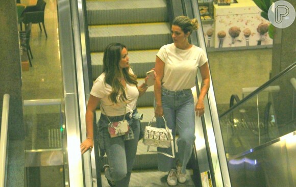 Kelly Key e filha, Suzanna, apostaram em looks parecidos para o passeio em shopping