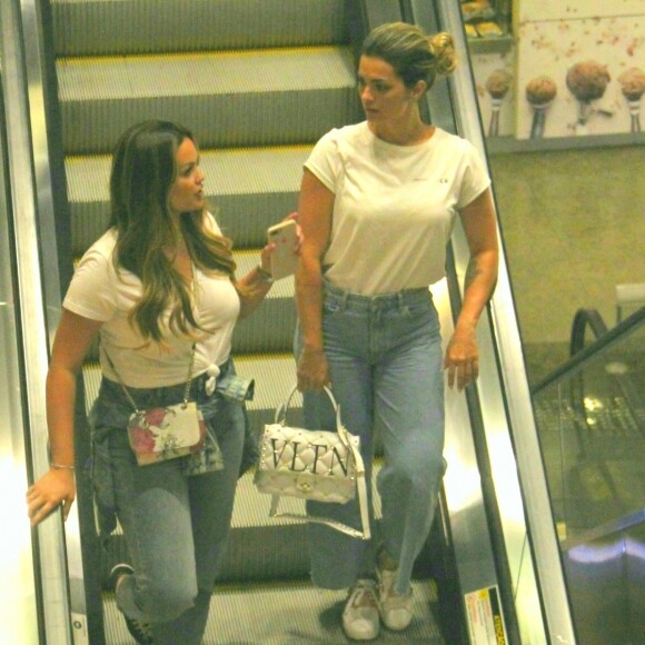 Kelly Key e filha, Suzanna, apostaram em looks parecidos para o passeio em shopping