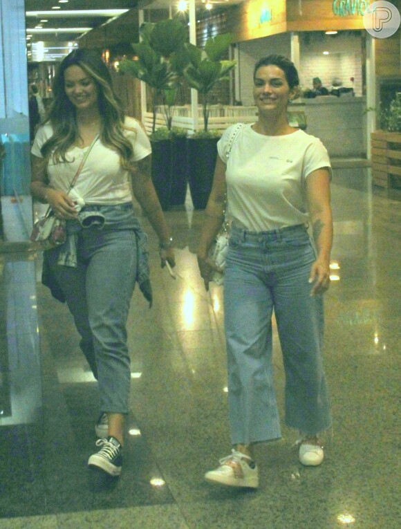 Kelly Key e filha, Suzanna Freitas, combinaram T-shirt branca, jeans e tênis em passeio