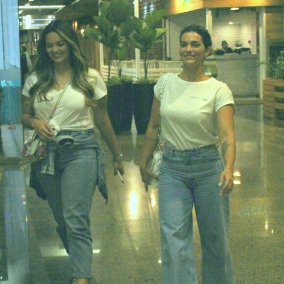 Kelly Key e filha, Suzanna Freitas, combinaram T-shirt branca, jeans e tênis em passeio