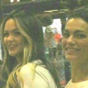 Kelly Key e filha, Suzanna Freitas, acenam para fotógrafo durante passeio em shopping