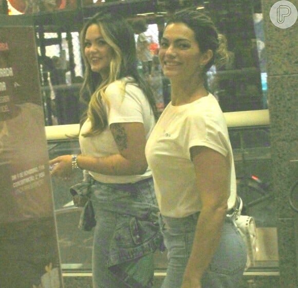 Kelly Key e filha, Suzanna Freitas, acenam para fotógrafo durante passeio em shopping