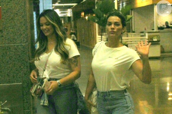 Kelly Key foi fotografada com a filha, Suzanna Freitas, em shopping no Rio de Janeiro