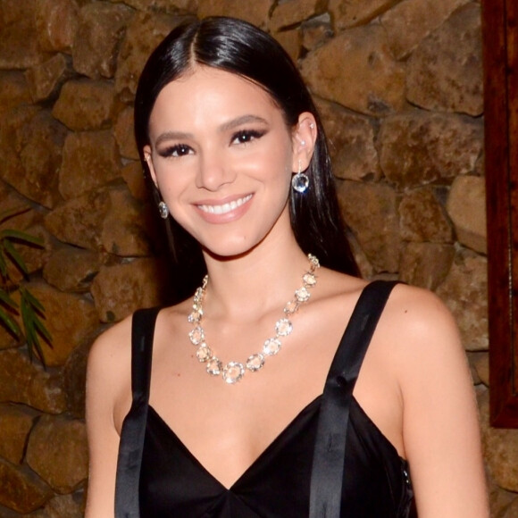 Bruna Marquezine ironiza fake: 'Para de bobeira e bota logo minha foto nesse icon'