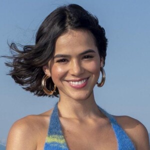 Bruna Marquezine também gravou novo projeto da Mercedez envolvendo Emma Roberts, sobrinha de Julia Roberts, em Los Angeles, nos Estados Unidos