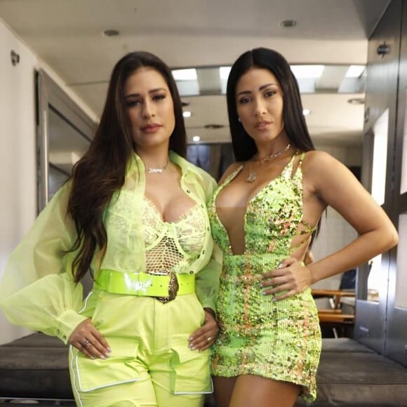 Simaria, irmã de Simone, é dona de looks estilosos no palco com a dupla