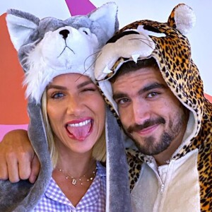 Giovanna Ewbank entrevistou Caio Castro e fez o ator sorrir ao dizer que o coração dele estava 'maravilhoso'