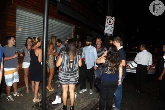 Jared Leto é cercado por fãs durante passeio no Rio