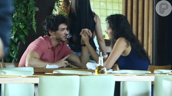 Débora Nascimento foi flagrada beijando o namorado, Luiz Perez, em festa. Vídeo foi postado pela conta de Instagram 'SubCelebrities' neste domingo, 10 de novembro de 2019
