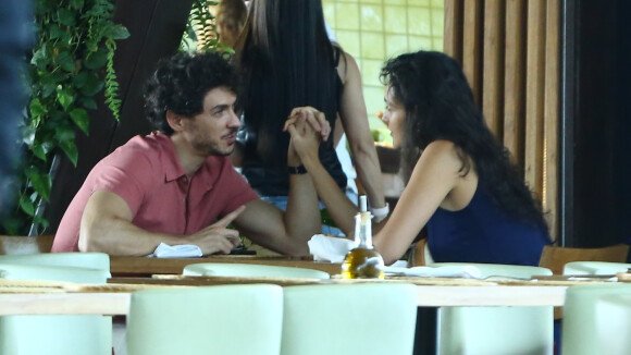 Débora Nascimento beija namorado, Luiz Perez, em festa e web vibra: 'Que amor'