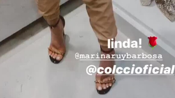 Marina Ruy Barbosa usa sapato de tiras finas com detalhe em dourado nesta terça-feira, dia 12 de novembro de 2019