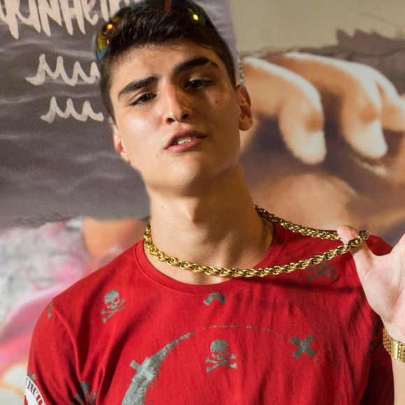 Tatoo (Caian Zattar) rouba um beijo de Anjinha (Caroline Dallarosa) na novela 'Malhação: Toda Forma de Amar'