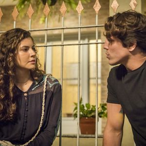 Rui (Romulo Neto) dá um beijo em Rita (Alanis Guillen) e Leila (Jade Cardozo) vê na novela 'Malhação: Toda Forma de Amar'