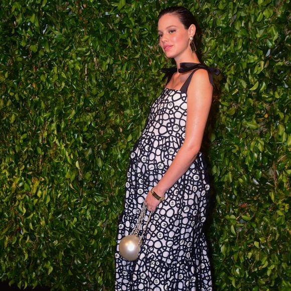 Laura Neira evidência barriga de gravidez em vestido para jantar de gala nesta quarta-feira, dia 13 de novembro de 2019