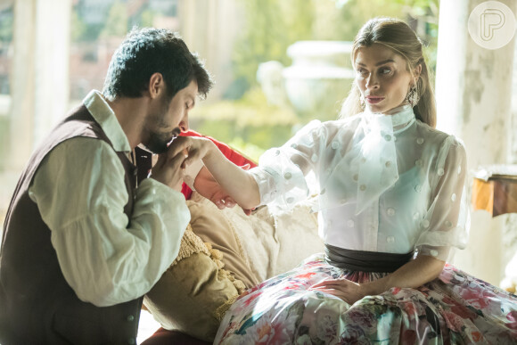Vera (Ângela Vieira) fala para Marcos (Romulo Estrela) que Alberto (Antônio Fagundes) é apaixonado por seu pai na novela 'Bom Sucesso'