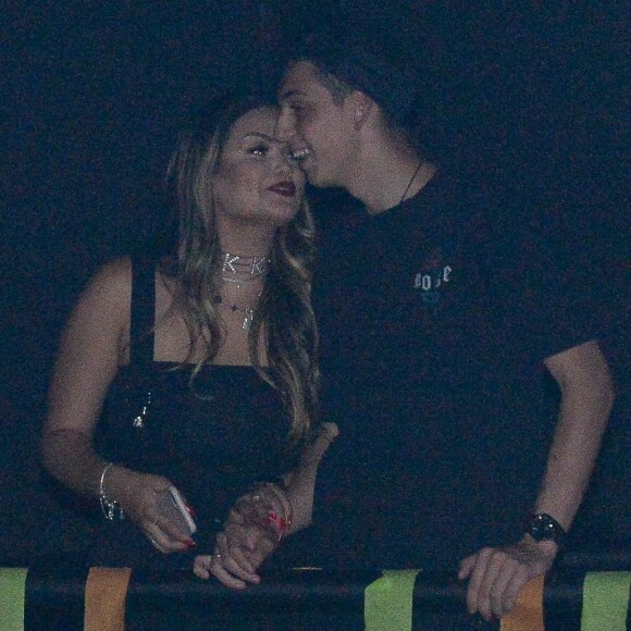 Filha de Kelly Key, Suzanna Freitas curte show da mãe com o namorado, Gabriel Simões, nesta quinta-feira, dia 14 de novembro de 2019