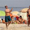 Rodrigo Hilbert joga vôlei na praia do Leblon, Zona Sul do Rio de Janeiro, neste domingo, 19 de outubro de 2014