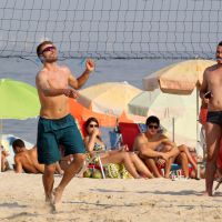 Sem camisa e em boa forma, Rodrigo Hilbert joga vôlei em praia do Rio